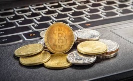 بيتكوين يستقر قرب 83,400 دولار وسط مخاوف العائدات والتوترات مع إيران