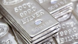 Silver loses more than 1.5% due to the dollar's recovery and rising oil prices.