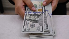 الدولار يسجل أعلى مستوى في شهرين مع هيمنة توقعات الاحتياطي الفيدرالي على الأسواق