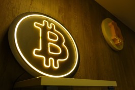 بيتكوين تتجاوز 78,000 دولار: صراع العمالقة يشتعل بين ستراتيجي وبلاك روك