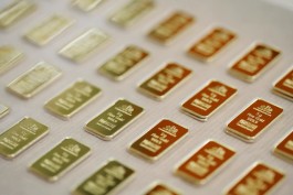 Gold price falls as Middle East tensions ease