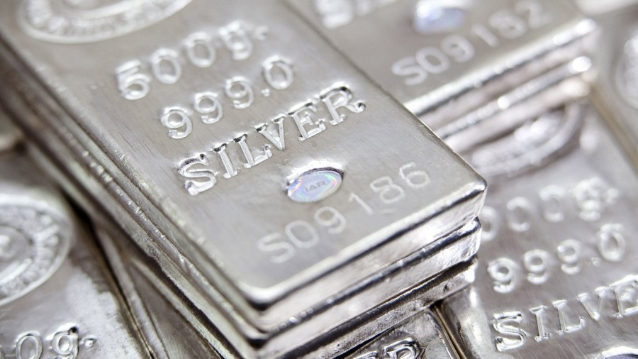 الفضة تفقد أكثر من 1.5% بسبب انتعاش الدولار وصعود النفط 